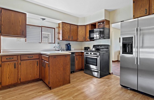 Milwaukee House | Convenient Milwaukee 5 bedroom. Petit ice center! Tv every room! Expos