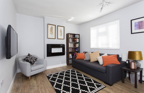 Cambridge Apartment | Convenient, modern upstairs flat