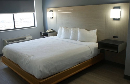 Van Buren Hotel | Convenient Room Located at Interstate 40 | Access to Downtown