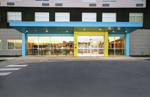 Portland House | Convenient Room Near Airport & Shopping w/Free Shuttle, Breakfast & Parking