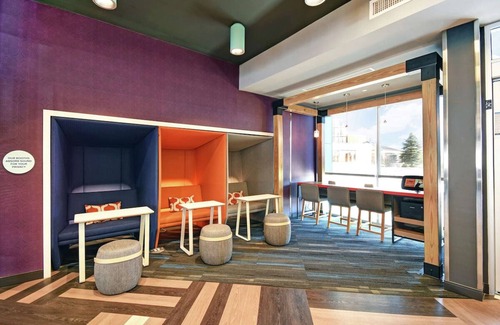 Portland House | Convenient Room Near Airport & Shopping w/Free Shuttle, Breakfast & Parking