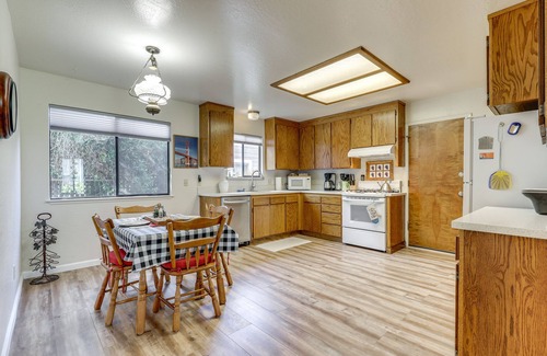 Burbank Gardens Neighborhood Association House | Convenient Santa Rosa Home w/Patio, 1 Mi to Town!