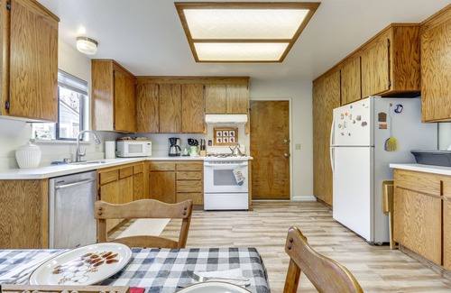 Burbank Gardens Neighborhood Association House | Convenient Santa Rosa Home w/Patio, 1 Mi to Town!