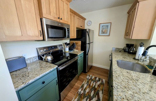 Warren Condo | Convenient Skier-friendly 1BR condo, pool, hot tub, gym, tennis, fireplace, wifi