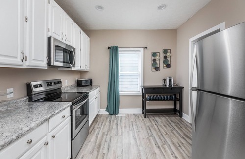 Near Eastside House | Convenient & Spacious Dwtn House - Sleeps 14-16 - Minutes to Convention Center