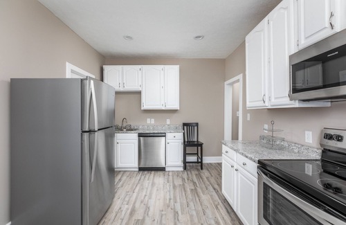 Near Eastside House | Convenient & Spacious Dwtn House - Sleeps 14-16 - Minutes to Convention Center