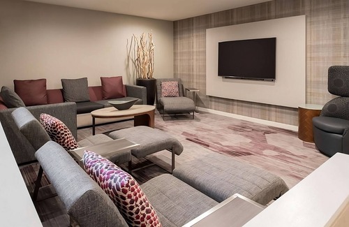 Bridle Trails Hotel | Convenient Stay, Superb Location! Close to Volunteer Park Water Tower, w/Pool!