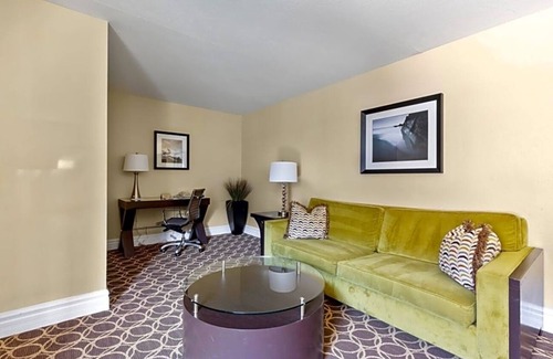 Corte Madera Hotel | Convenient Suite | Near Trails & Dining | Outdoor Pool | Parking | BBQ Area