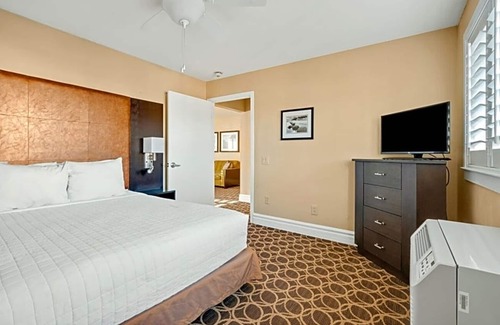 Corte Madera Hotel | Convenient Suite | Near Trails & Dining | Outdoor Pool | Parking | BBQ Area