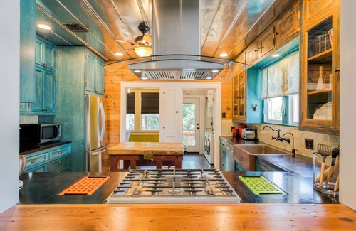 Monte Vista House | Convenient to Downtown, Riverwalk, Pearl, Zoo and Museums! New Hot Tub!