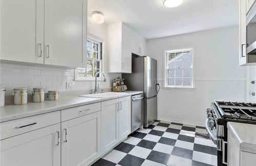 St. Louis Park House | Convenient to lakes, bike trails, parks. Dog-friendly. Fenced Yard.