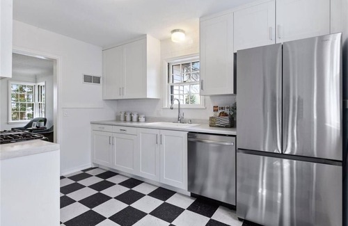 St. Louis Park House | Convenient to lakes, bike trails, parks. Dog-friendly. Fenced Yard.