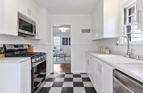 St. Louis Park House | Convenient to lakes, bike trails, parks. Dog-friendly. Fenced Yard.
