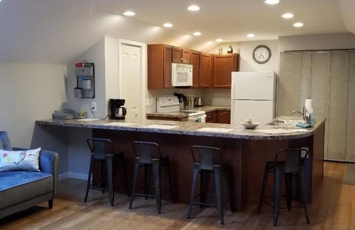 Sunbury Apartment | Convenient to the center of town! Beautifully decorated, quiet apartment.