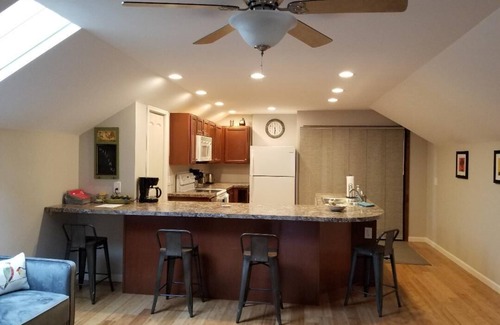 Sunbury Apartment | Convenient to the center of town! Beautifully decorated, quiet apartment.