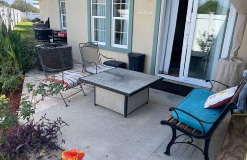 El Centro Beach House | Convenient to everything with Pool! West end townhome ,5 min walk to the Beach!