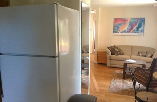 Berkeley Hills Apartment | Convenient walk to UC, Haas, MSRI, Simons and Goldman School. Historic home.