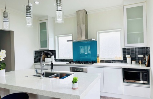 Hamilton House | Conveniently, everything you need is just a 5-minute walk away