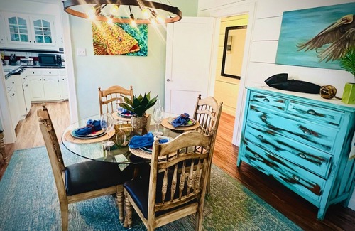 Del Mar House | Conveniently located in the heart of downtown Corpus Christi. Family home.