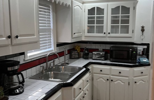 Del Mar House | Conveniently located in the heart of downtown Corpus Christi. Family home.
