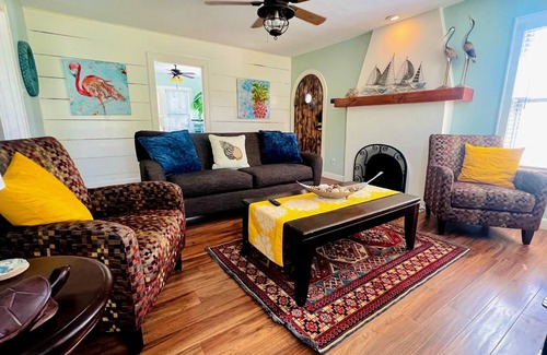 Del Mar House | Conveniently located in the heart of downtown Corpus Christi. Family home.
