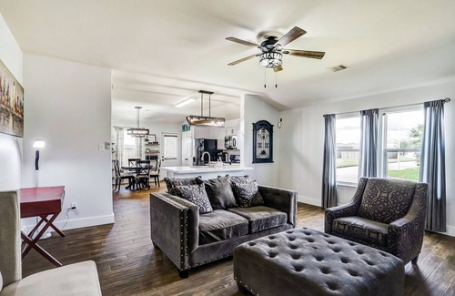 Northeast Houston House | Conveniently located by IAH Airport and Highways. Family and Pet-friendly.