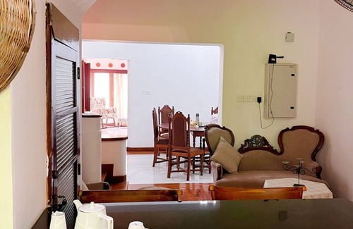 Colombo House | Conveniently located house in the heart of the city.