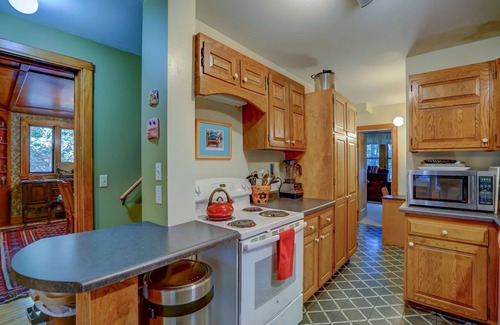 Spring Harbor House | Conveniently Located just off University Avenue on Madison's West Side