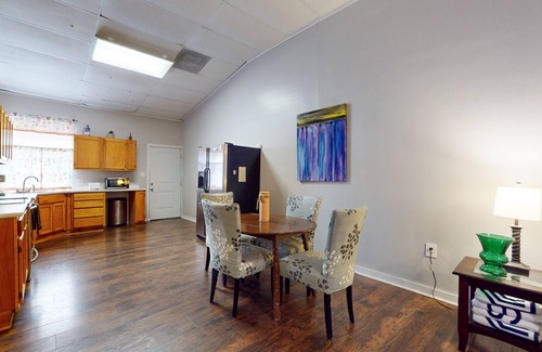 Ingleside House | Conveniently located house with spacious rooms & full kitchen