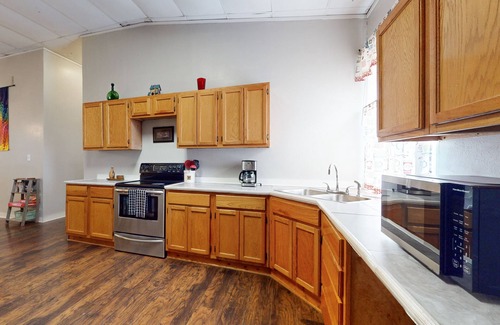 Ingleside House | Conveniently located house with spacious rooms & full kitchen