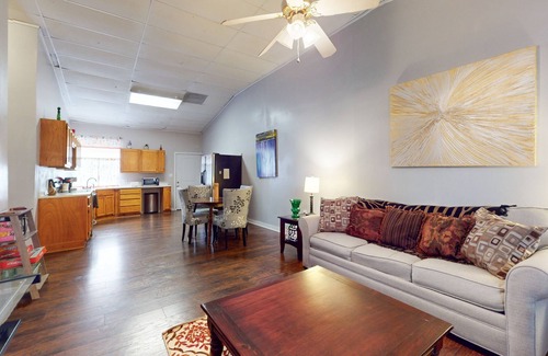 Ingleside House | Conveniently located house with spacious rooms & full kitchen