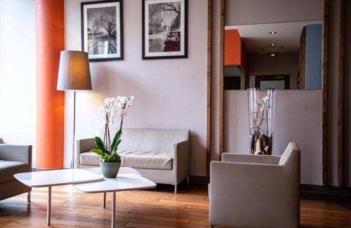 9th Arrondissement Hotel | Conveniently To Excellent Transportation! Pets are Allowed, Onsite Parking!