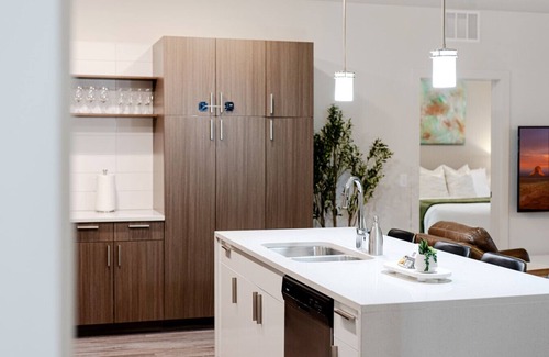 Rio Grande Apartment | Convention Ctr Bespoke Beauty 2BD Pool/Gym/HtubPkg