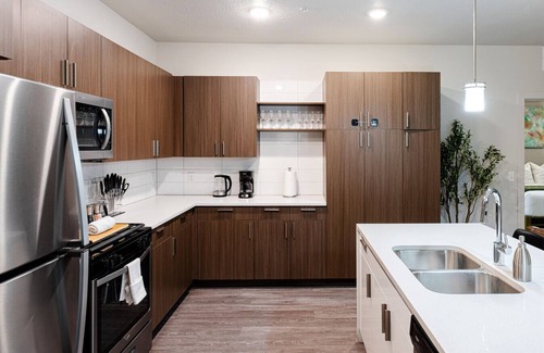 Rio Grande Apartment | Convention Ctr Bespoke Beauty 2BD Pool/Gym/HtubPkg