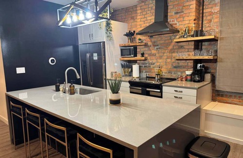 Italian Village House | Convention - Free Parking - Short North - King Bed
