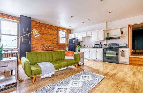 Weinland Park Apartment | Convention - King Bed - Free Parking - Short North
