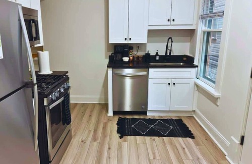 Victorian Village House | Convention- King Bed - Parking Free - Short North