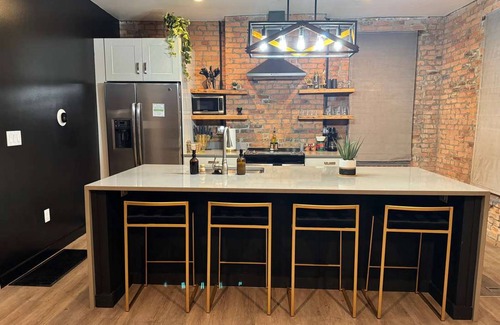 Italian Village House | Convention Short North Free Parking Clean