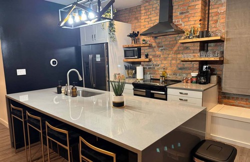 Italian Village House | Convention Short North Free Parking Clean