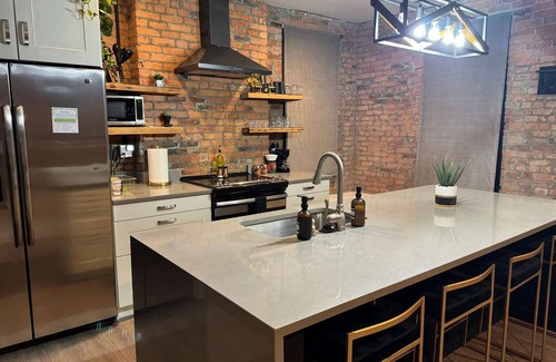 Italian Village House | Convention Short North Free Parking Clean