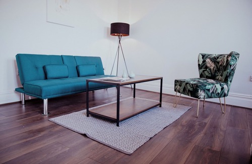 Hepworth Apartment | Converted bank: centre of Town (split apartment)
