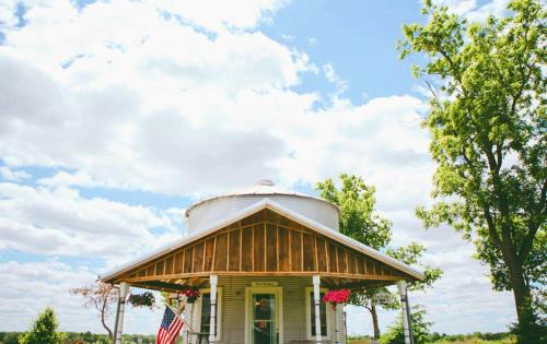Alvan House | Converted Grain Silo for Unique Glamping Accommodation in Alvin, Illinois