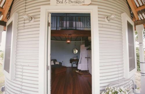 Alvan House | Converted Grain Silo for Unique Glamping Accommodation in Alvin, Illinois