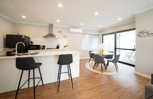 Kelmscott Apartment | Convinient Cosy Home with everthing around you.