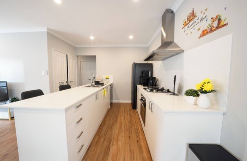 Kelmscott Apartment | Convinient Cosy Home with everthing around you.