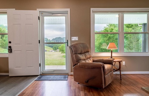 Marshall Cottage | Conway Cottage: A peaceful countryside escape with a fire pit and Pet Friendly!