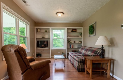 Marshall Cottage | Conway Cottage: A peaceful countryside escape with a fire pit and Pet Friendly!