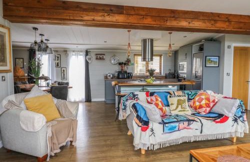 Llanllwchaiarn House | Coogee View