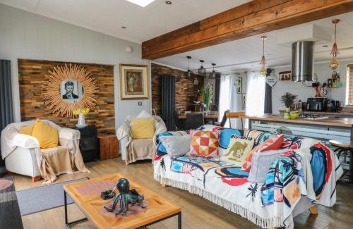 Llanllwchaiarn House | Coogee View