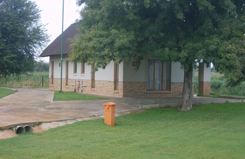 Mahikeng Bed & Breakfast | Cookes Lake Resort